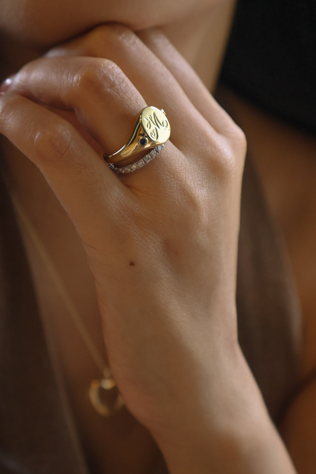 Lumière Oval Signet Ring