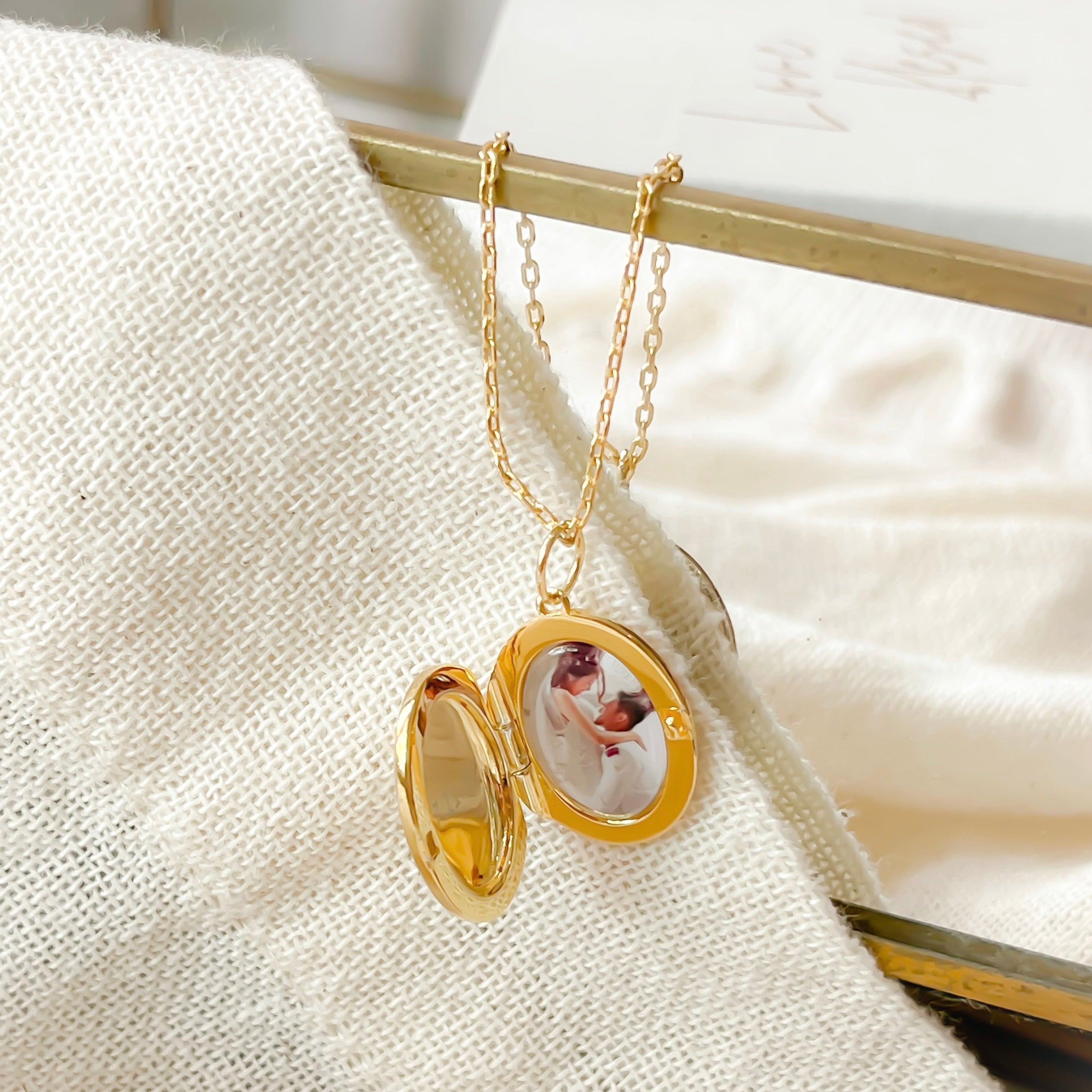oval picture locket