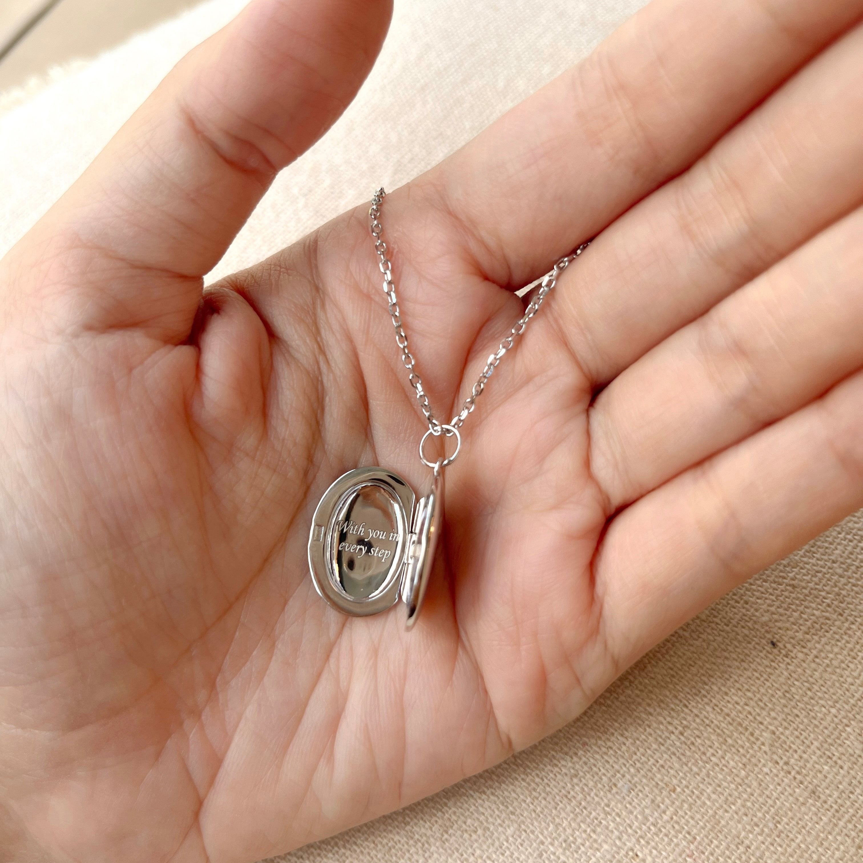 Oval Locket [1 photo + engraving]
