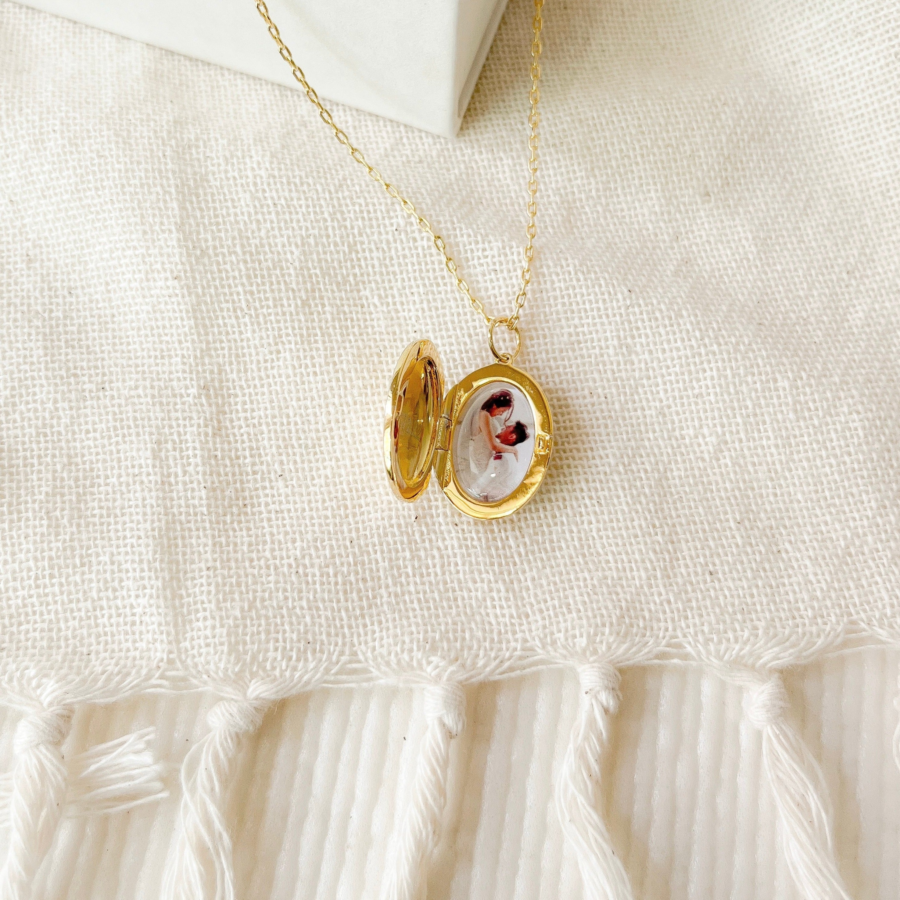 Oval Locket [1 photo + engraving]