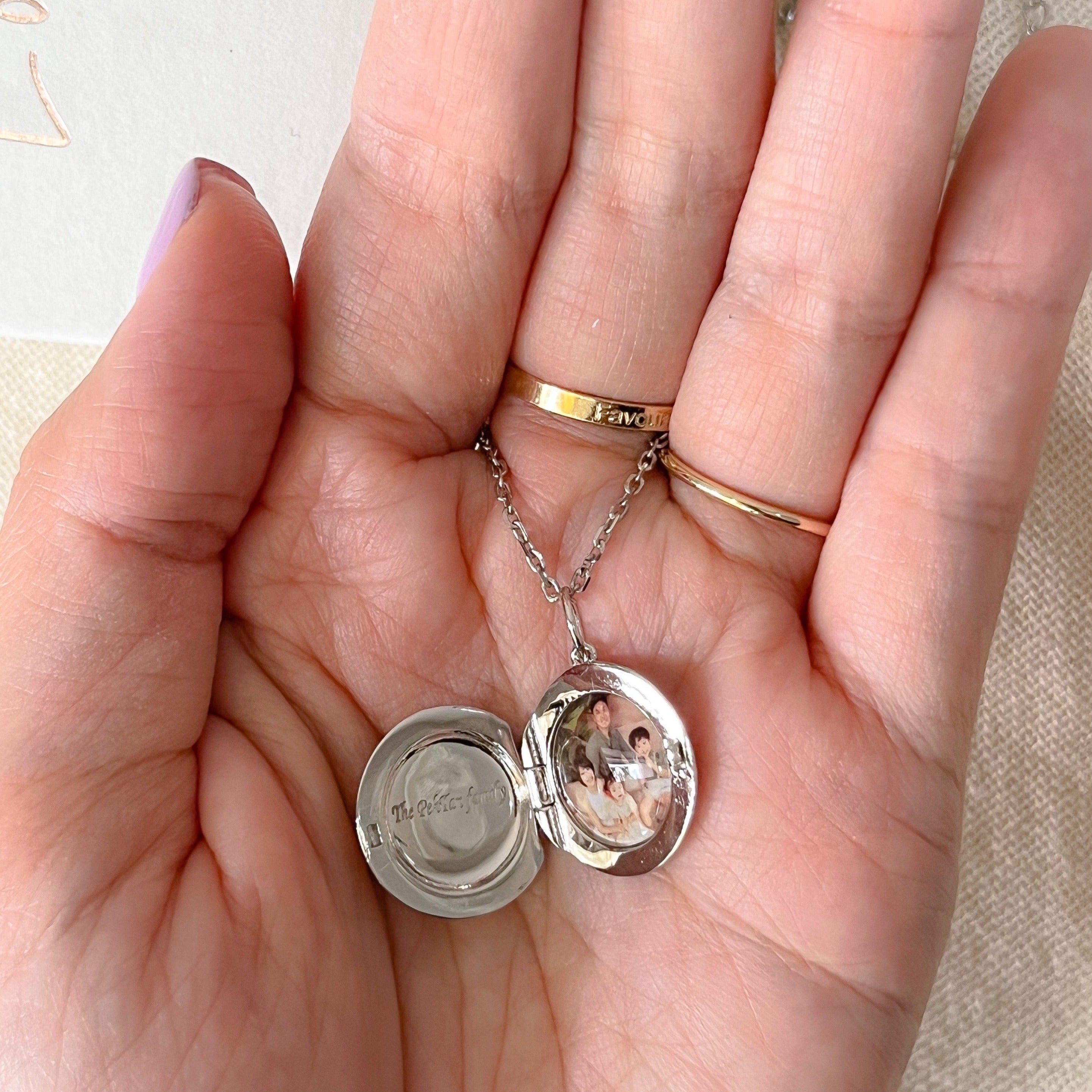 Round Locket [1 photo + engraving]