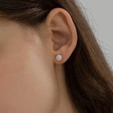 Load image into Gallery viewer, Gold filled Pearl studs [5mm]
