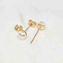 Load image into Gallery viewer, Gold filled Pearl studs [5mm]
