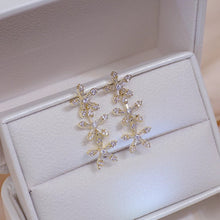 Load image into Gallery viewer, Triple star drop earrings
